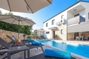 Villa Kaoru brand new Villa with a heated swimming pool